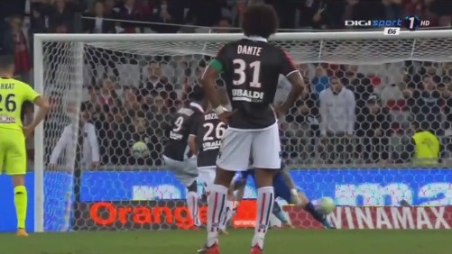 西媒：巴列卡诺球迷大巴在波兰遭50多人蒙面袭击，数人受伤（西媒：逾50名蒙面者在波兰袭击巴列卡诺球迷大巴，数人受伤）