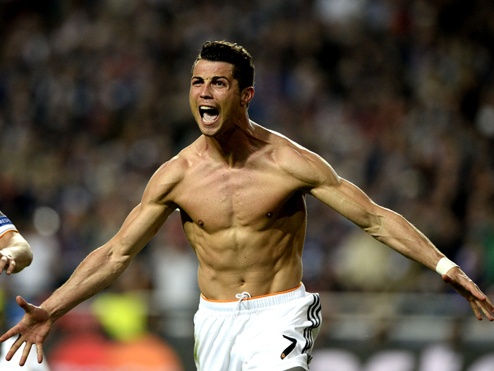 波兰11月世预赛大名单：莱万领衔，泽林斯基、皮扬特克在列（波兰公布11月世预赛名单：莱万领衔，泽林斯基、皮扬特克入选）