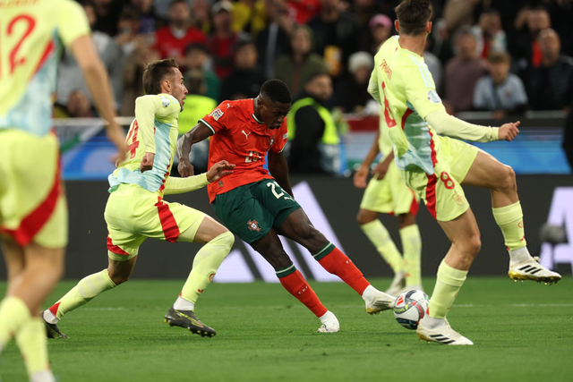 替补球员关键铲断破坏对手攻势（替补奇兵关键一铲瓦解对手进攻）