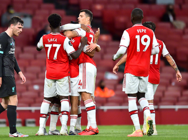 足球英超球队内部录像流出，球员争吵曝光（英超俱乐部内部视频泄露，球员争执画面曝光）