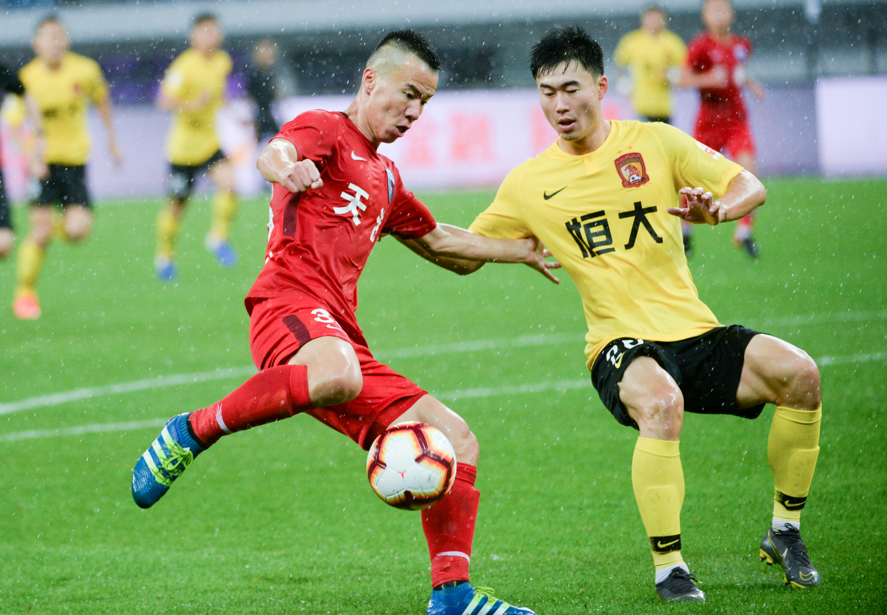 得分机器！里夫斯狂砍44+11大号两双，湖人力克猛龙（里夫斯火力全开轰下44分11助攻，湖人击退猛龙）