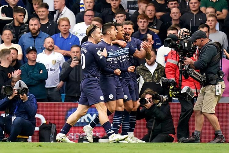 澳超半场：埃利奥特自摆乌龙，中央海岸水手1-1奥克兰FC（澳超半场：埃利奥特送出乌龙，中央海岸水手与奥克兰FC1-1战平）