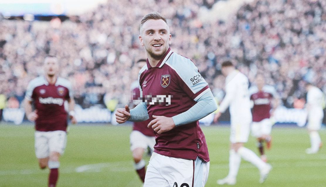 纪念去世的朋友，雅克松的打底衫上写着“安息吧，我的兄弟”（悼念亡友，雅克松穿印有“安息吧，我的兄弟”的打底衫）