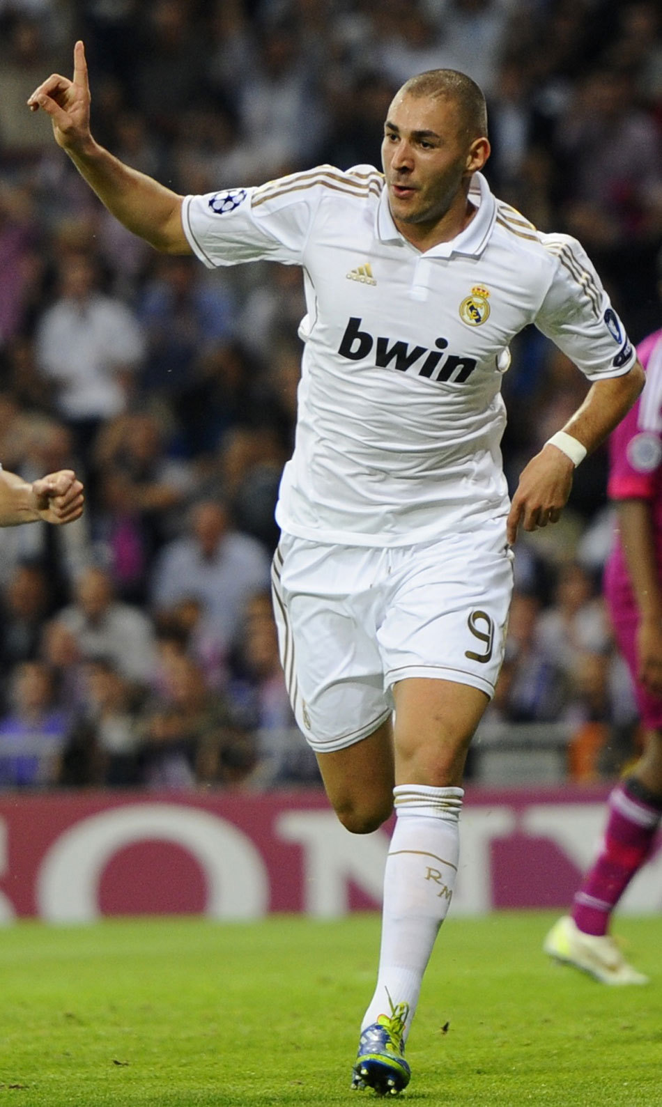 萨哈：曼联在转会市场必须谨慎，冬窗不能急于放走梅努（萨哈：曼联转会需谨慎，冬窗切勿仓促放走梅努）