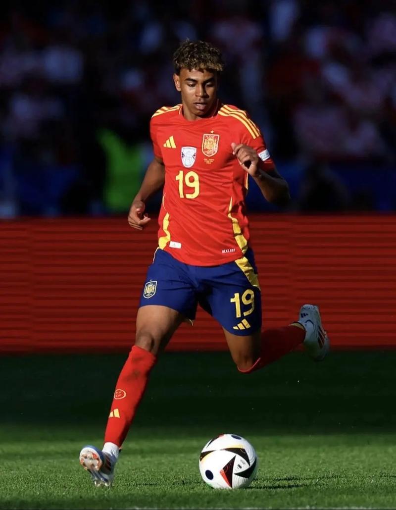 2025中超大结局：海港夺冠，亚泰、梅州降级，法比奥金靴（中超2025收官：海港封王，亚泰与梅州降级，法比奥荣膺金靴）