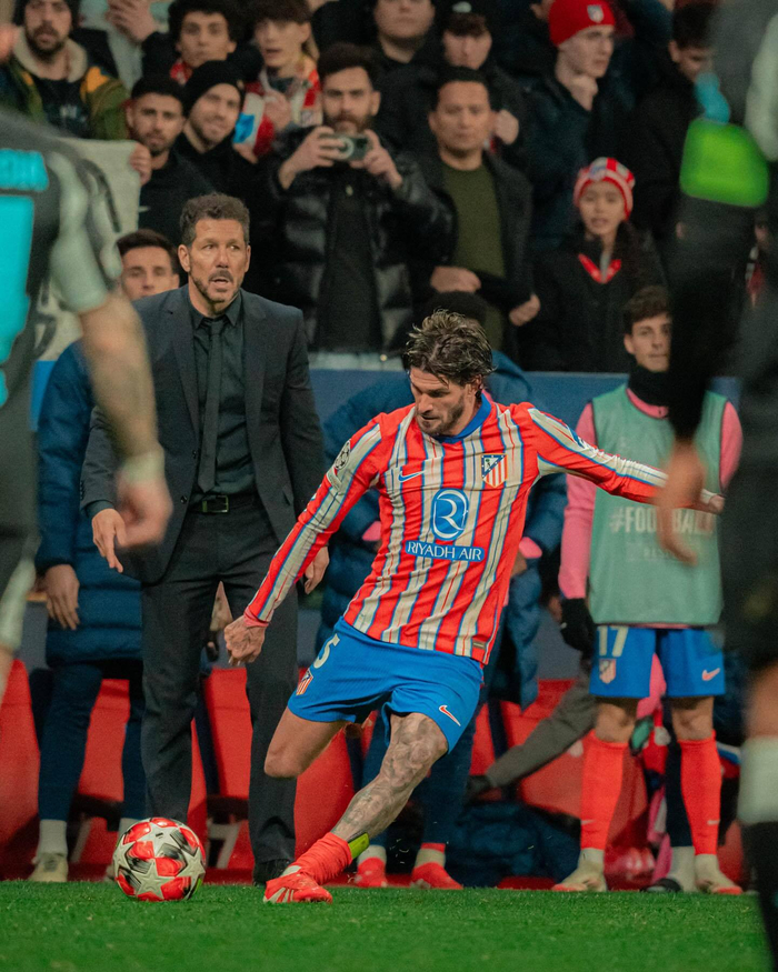 马丁内斯：昨天训练后B费让内维斯主罚任意球；更衣室氛围很好