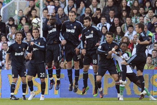 中场核心连续突破防守制造机会（中场大脑连续突击撕开防线造良机）